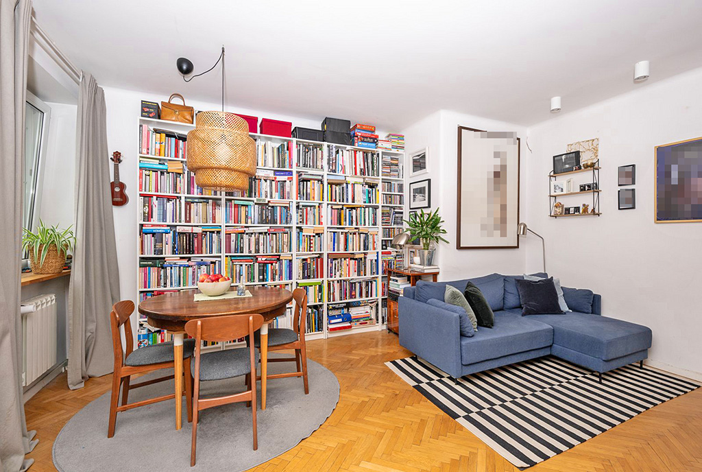 na zdjęciu okazała biblioteka w luksusowym apartamencie na sprzedaż Warszawa