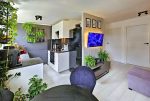 widok od strony jadalni na salon w ekskluzywnym apartamencie do sprzedaży Wrocław (okolice)