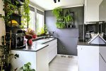 zaprojektowana w bieli kuchnia w luksusowym apartamencie na sprzedaż Wrocław (okolice)
