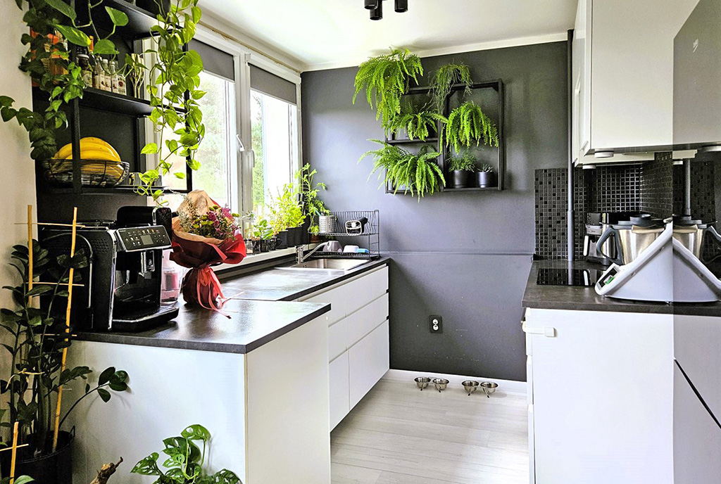 zaprojektowana w bieli kuchnia w luksusowym apartamencie na sprzedaż Wrocław (okolice)