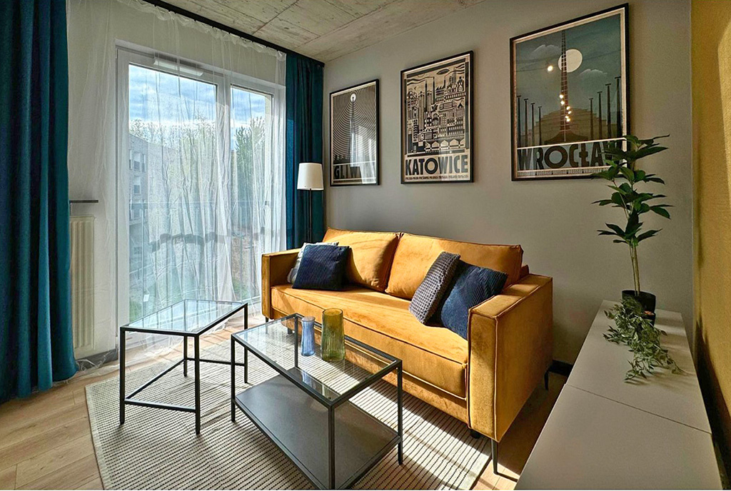 słoneczny pokój dzienny w ekskluzywnym apartamencie na wynajem Katowice