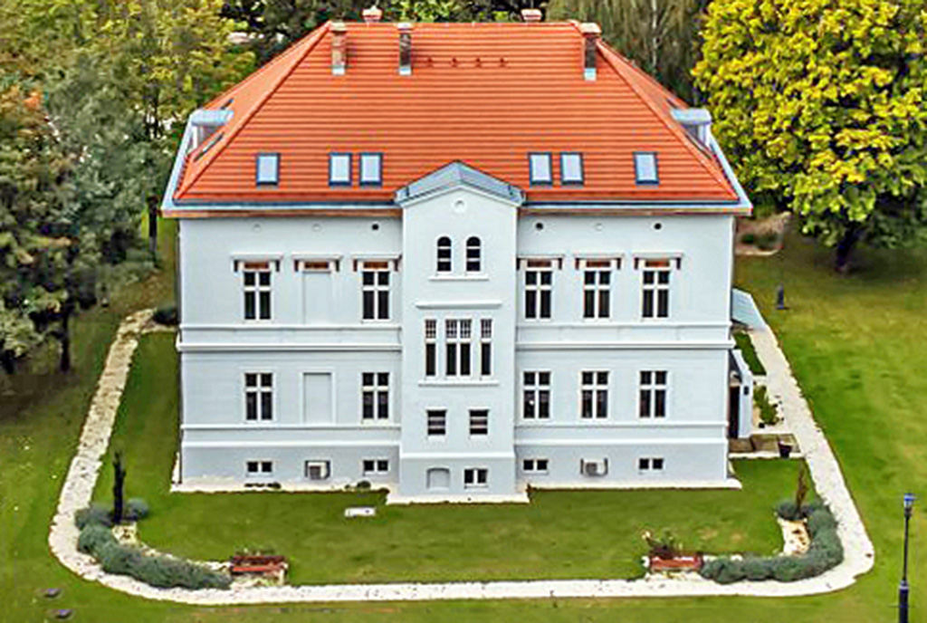 widok z lotu ptaka na luksusowy pałac na sprzedaż dolnośląskie