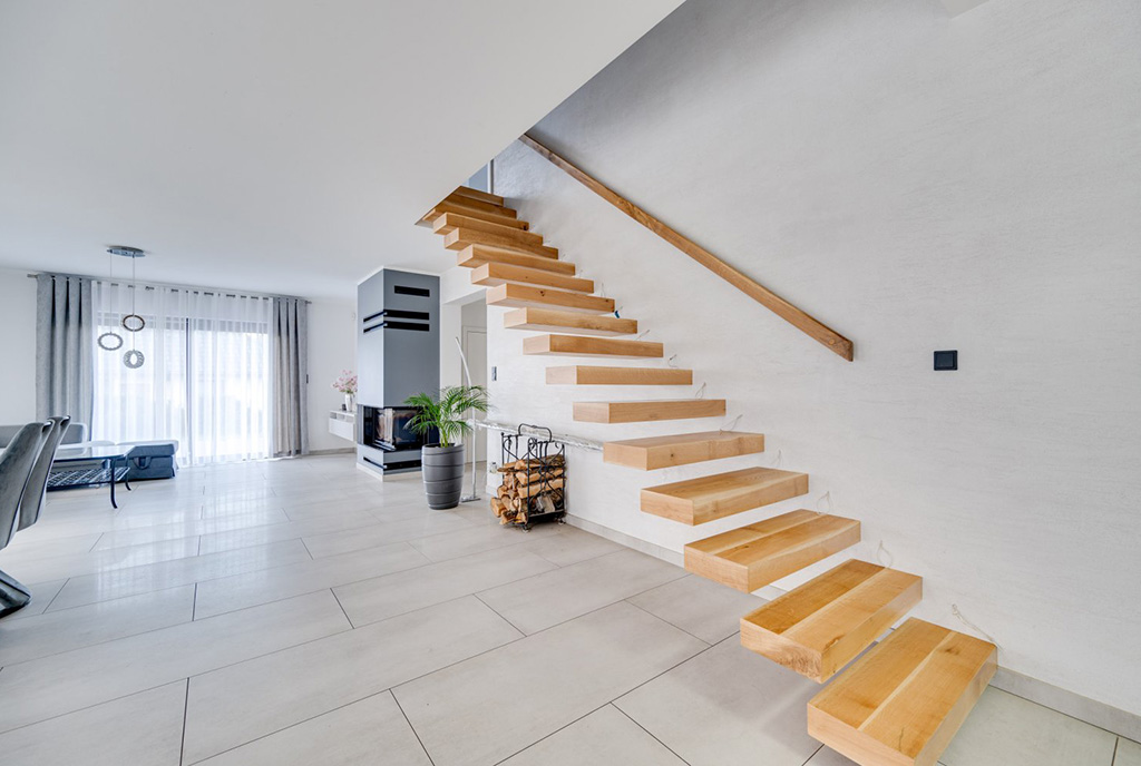 schody na górny poziom luksusowej willi na sprzedaż Gdańsk