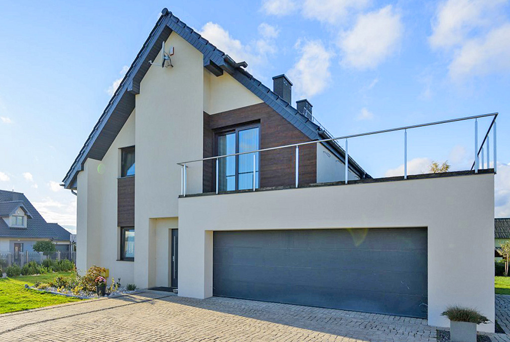 widok od strony garażu na ekskluzywną willę na sprzedaż Gdańsk