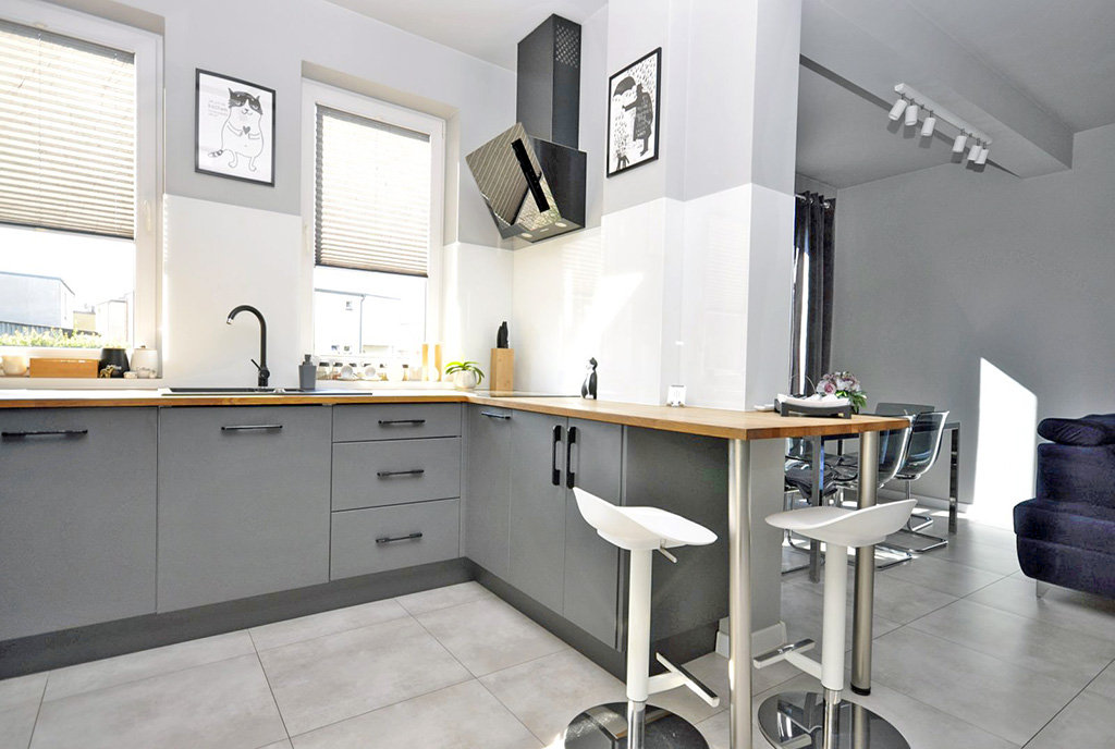 kuchnia w czerni i bieli w luksusowej willi na sprzedaż Gdynia (okolice)