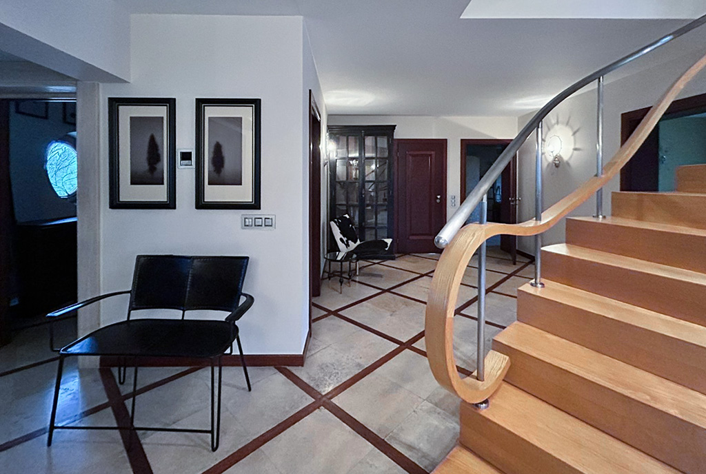 imponujący hol w ekskluzywnej willi na sprzedaż Willa do sprzedaży Katowice (okolice)