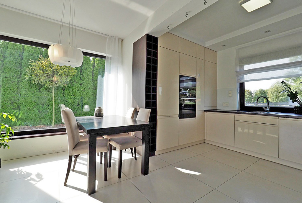 fragment jadalni i kuchni w luksusowej willi na sprzedaż Wrocław (okolice)