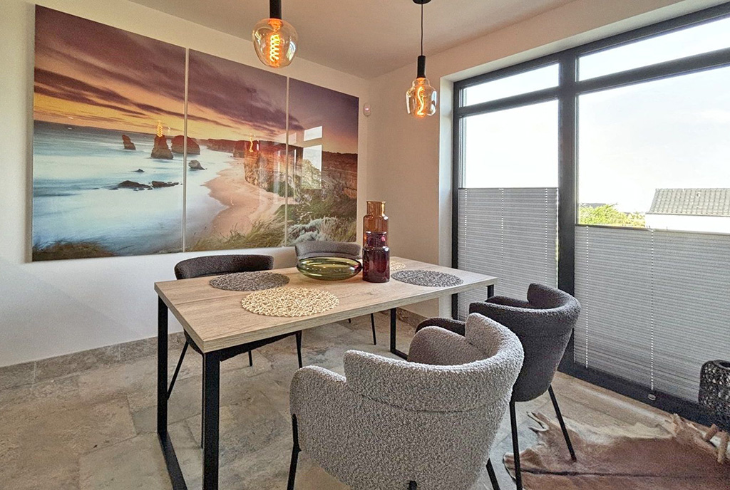 fragment jadalni w ekskluzywnej willi na wynajem Szczecin (okolice)