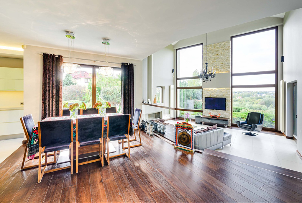 zbliżenie na jadalnię w luksusowej willi na sprzedaż Gdańsk (okolice)