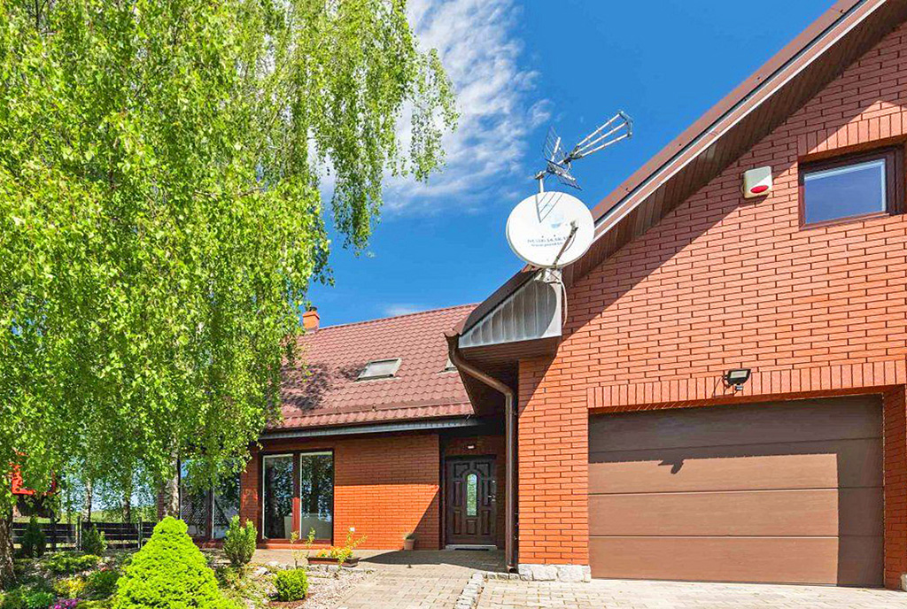 widok na wjazd do garażu w luksusowej willi na sprzedaż Gdynia (okolice)