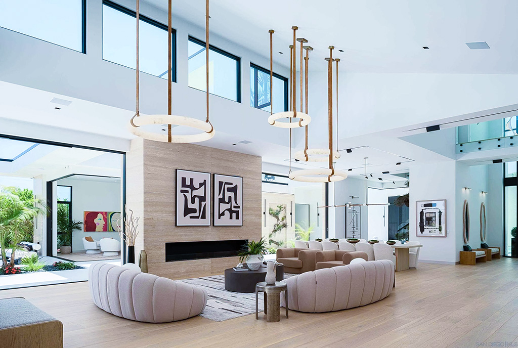 nowoczesna aranżacja salonu w luksusowej willi na sprzedaż Floryda (Stany Zjednoczone Ameryki)