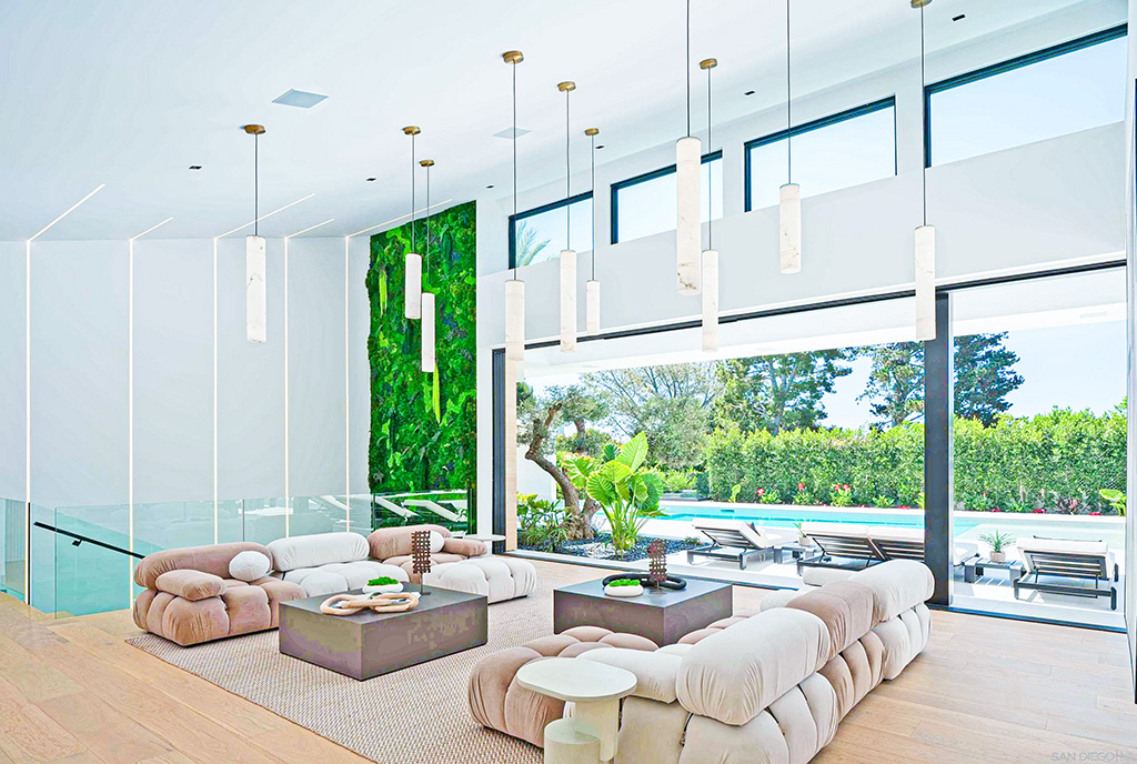 pokój gościnny z wyjściem na taras przy ekskluzywnej willi na sprzedaż Floryda (Stany Zjednoczone Ameryki)