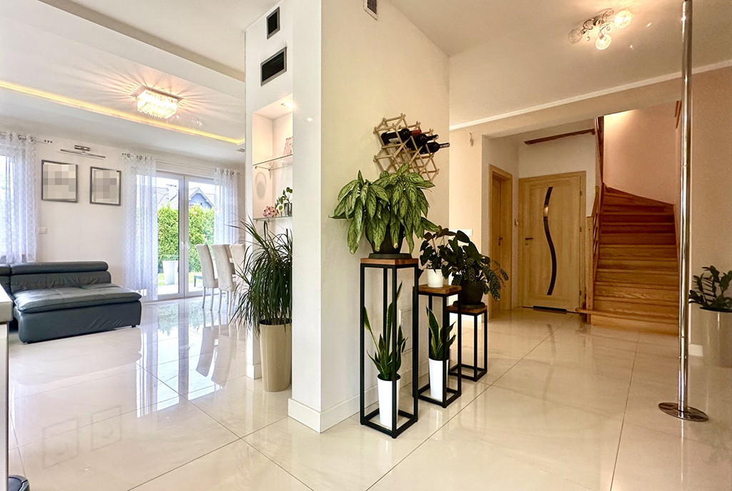 funkcjonalny korytarz w ekskluzywnej willi na sprzedaż Wrocław (okolice)