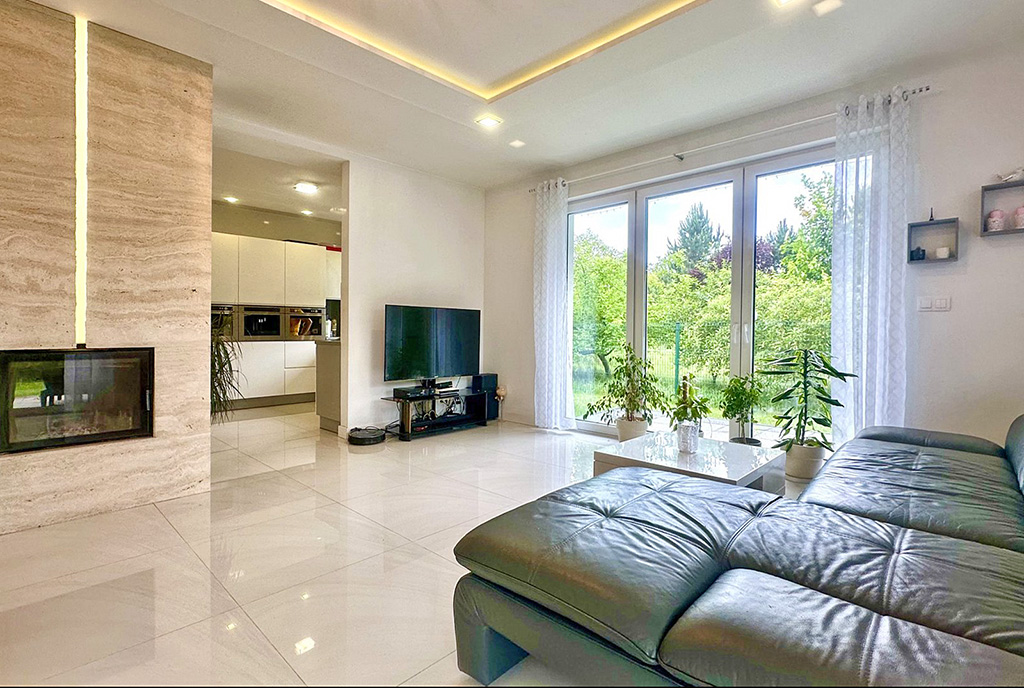 widok na pokój gościnny w luksusowej willi na sprzedaż Wrocław (okolice)