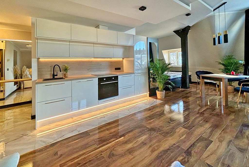 po lewej kuchnia, na wprost salon w ekskluzywnym apartamencie na sprzedaż Gdańsk