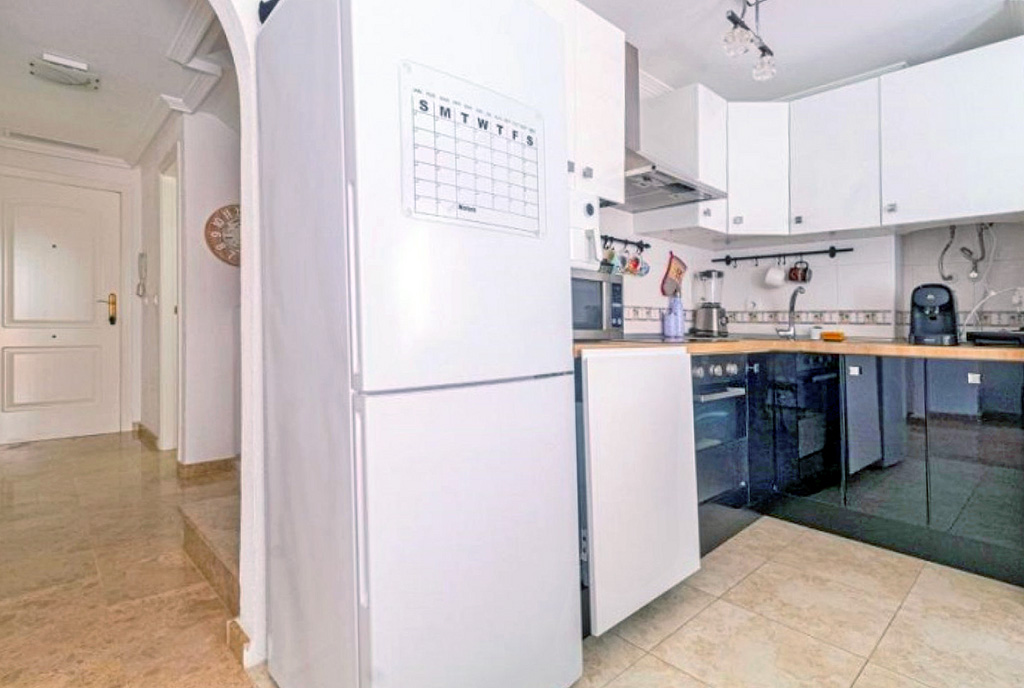 zbliżenie na aneks kuchenny w luksusowym apartamencie na sprzedaż Hiszpania (Campoamor Orihuela Costa)