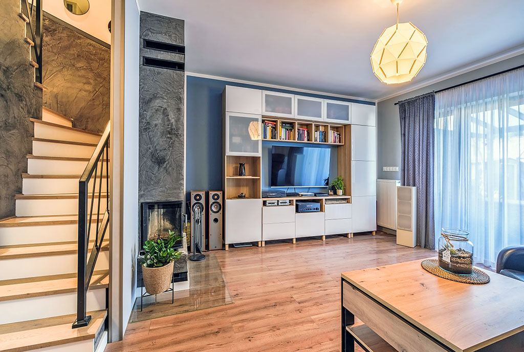 przeciwległa strona pokoju dziennego w luksusowym apartamencie na sprzedaż Poznań (okolice)