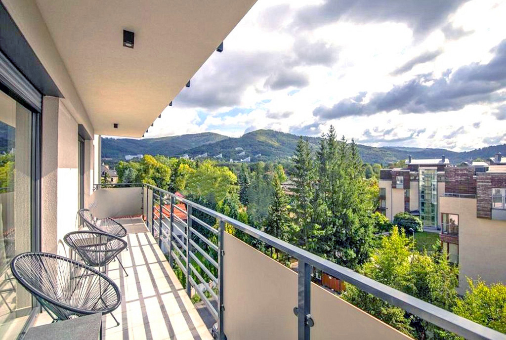 słoneczny balkon przy ekskluzywnym apartamencie na sprzedaż Ustroń