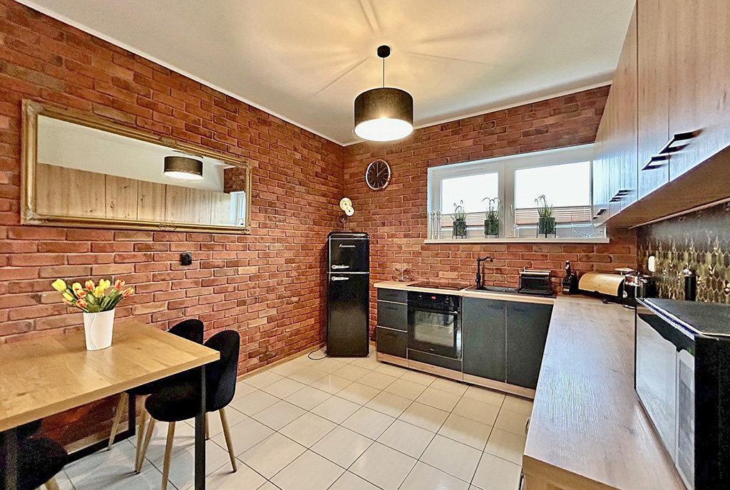 widok na kuchnię w luksusowym apartamencie na sprzedaż Apartament do sprzedaży nad morzem