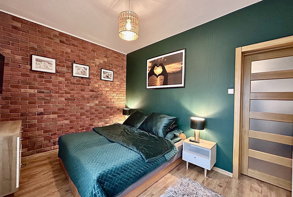 zaciszna sypialnia w ekskluzywnym apartamencie na sprzedaż nad morzem