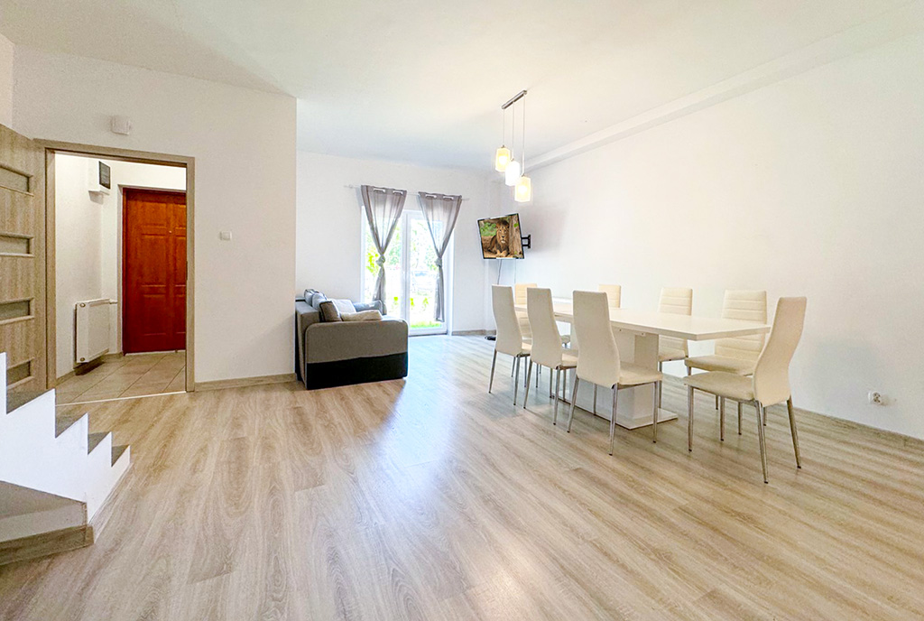 zaaranżowane w bieli wnętrze ekskluzywnego apartamentu do sprzedaży nad morzem