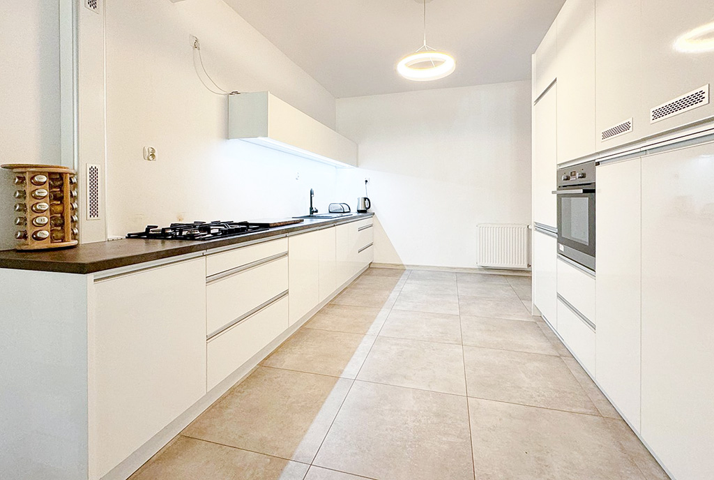 dwustronna kuchnia w luksusowym apartamencie na sprzedaż nad morzem