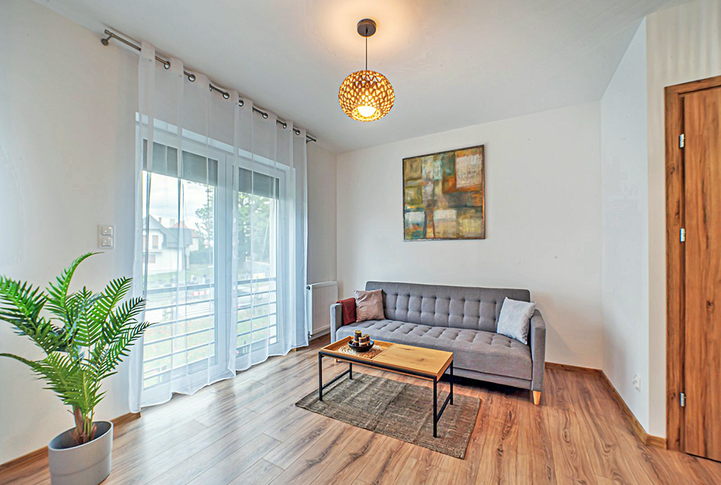 fragment pokoju gościnnego w luksusowym apartamencie do wynajmu Bolesławiec