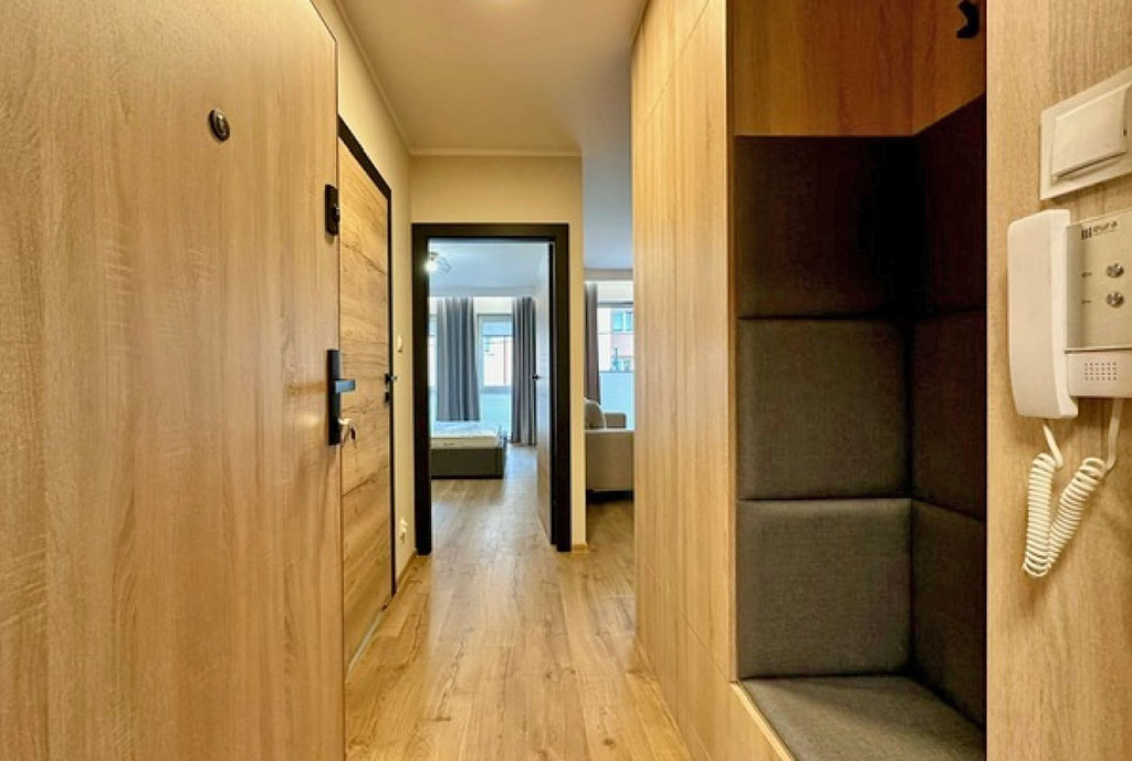 funkcjonalny korytarz w ekskluzywnym apartamencie na wynajem Gdańsk (okolice)