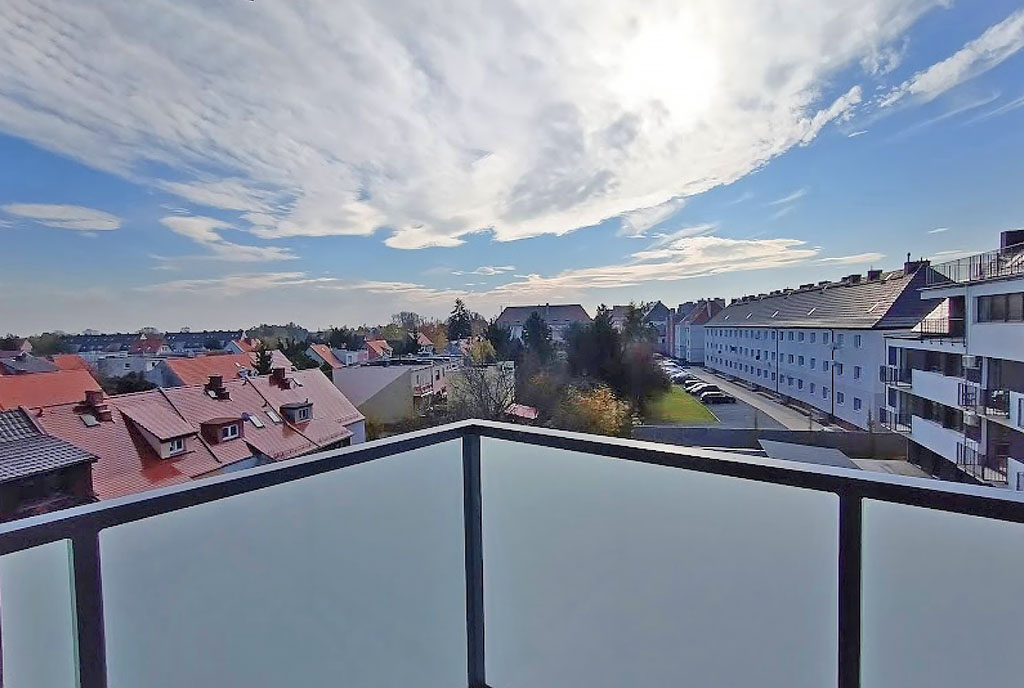 słoneczny balkon przy ekskluzywnym apartamencie na wynajem Legnica