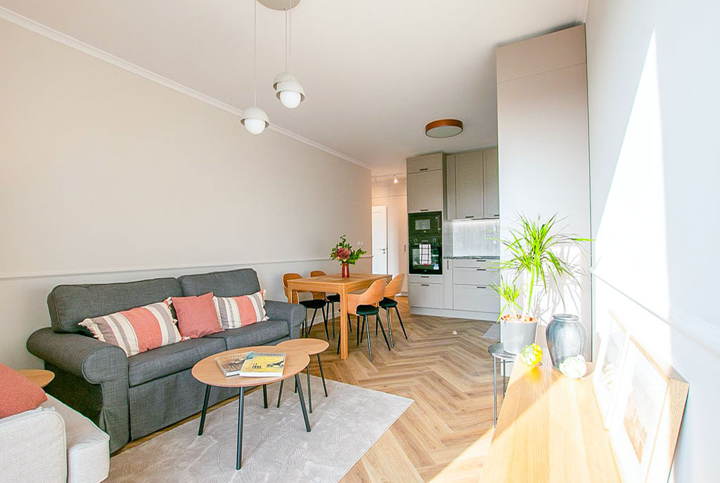 po lewej salon, na wprost kuchnia w luksusowym apartamencie do wynajmu Poznań