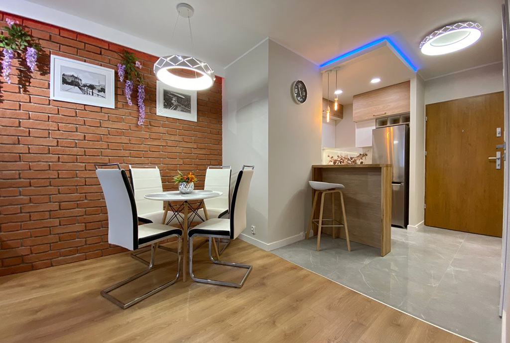 po lewej jadalnia, po prawej kuchnia w luksusowym apartamencie do wynajmu Szczecin