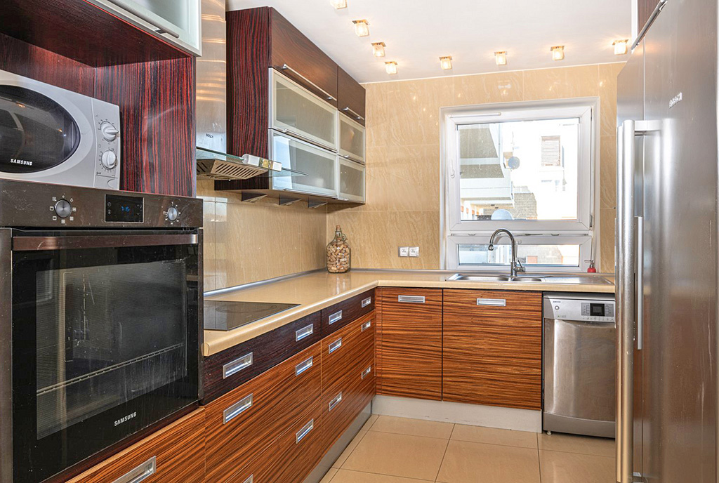 nowoczesna kuchnia w ekskluzywnym apartamencie na wynajem Warszawa