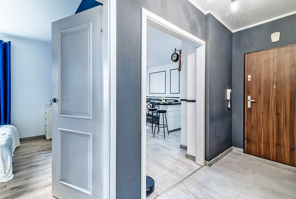 centralnie umieszczony korytarz w ekskluzywnym apartamencie na sprzedaż Gdynia (okolice)