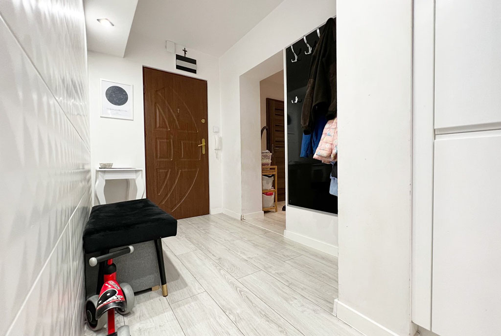 praktyczny korytarz w ekskluzywnym apartamencie na sprzedaż Gorzów Wielkopolski
