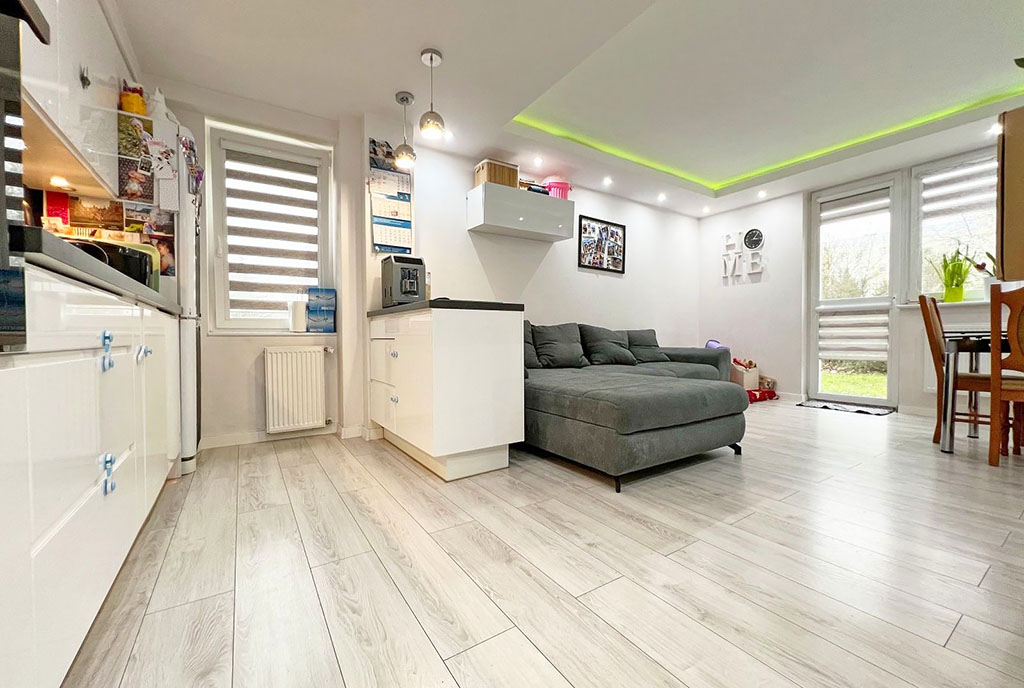 po lewej kuchnia, po prawej salon w luksusowym apartamencie na sprzedaż Gorzów Wielkopolski