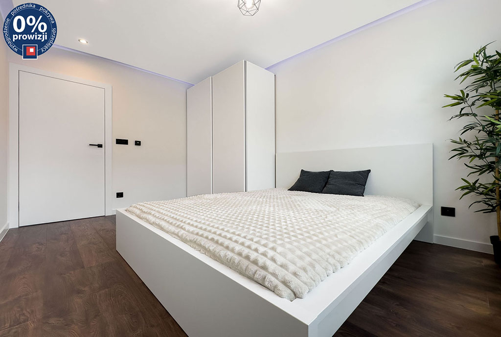 zaciszna sypialnia w bieli znajdująca się w oferowanym na sprzedaż ekskluzywnym apartamencie Katowice (okolice)