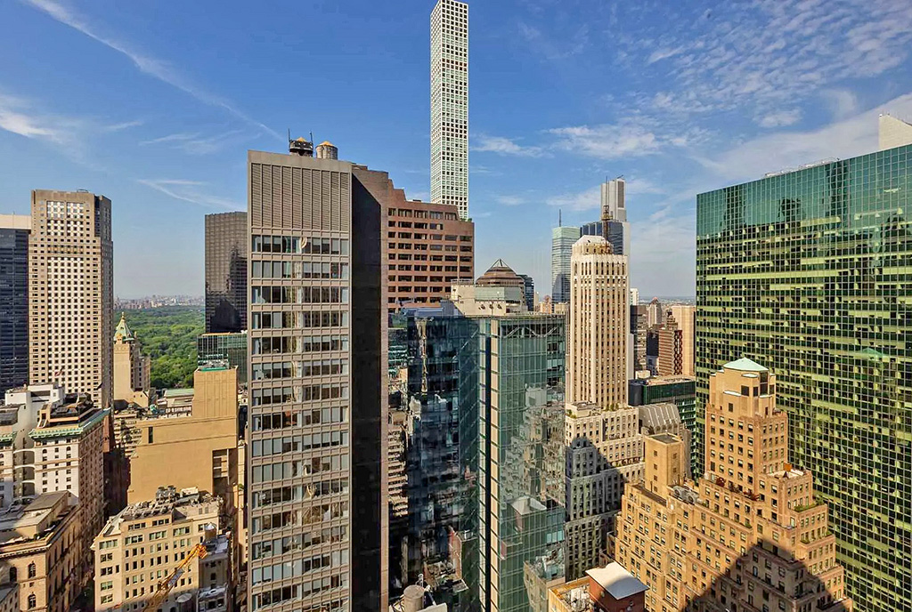 fanscynujący widok na wieżowce z okien ekskluzywnego apartamentu na sprzedaż New York