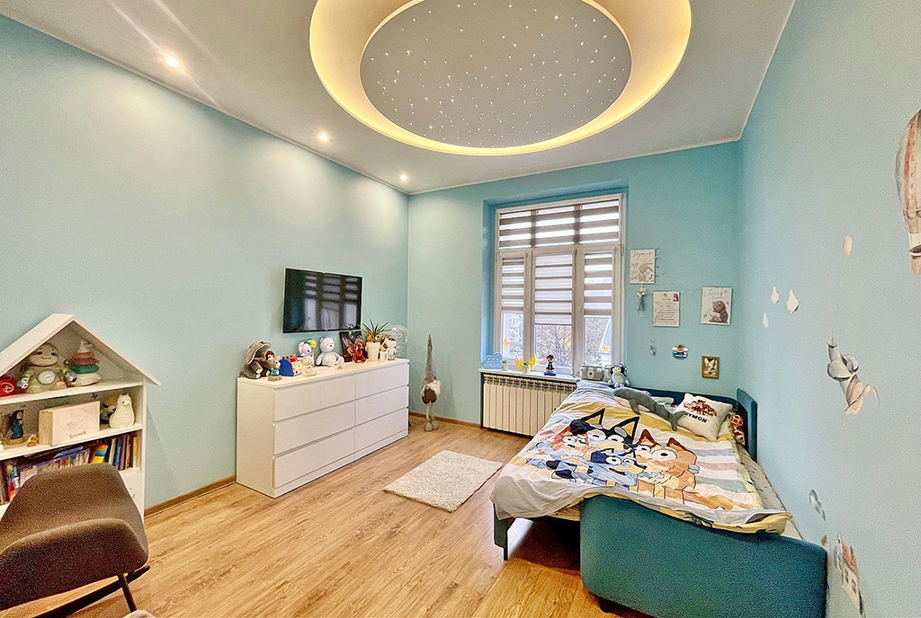 jeden z pokoi w ekskluzywnym apartamencie na sprzedaż Słupsk