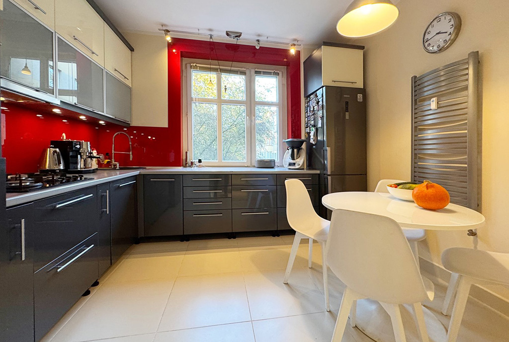 zdjęcie prezentuje jadalnię oraz kuchnię w ekskluzywnym apartamencie na wynajem Szczecin