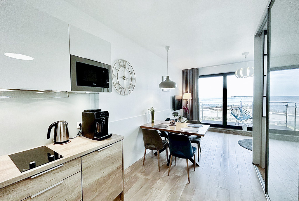 elegancki pokój dzienny w luksusowym apartamencie na sprzedaż nad morzem