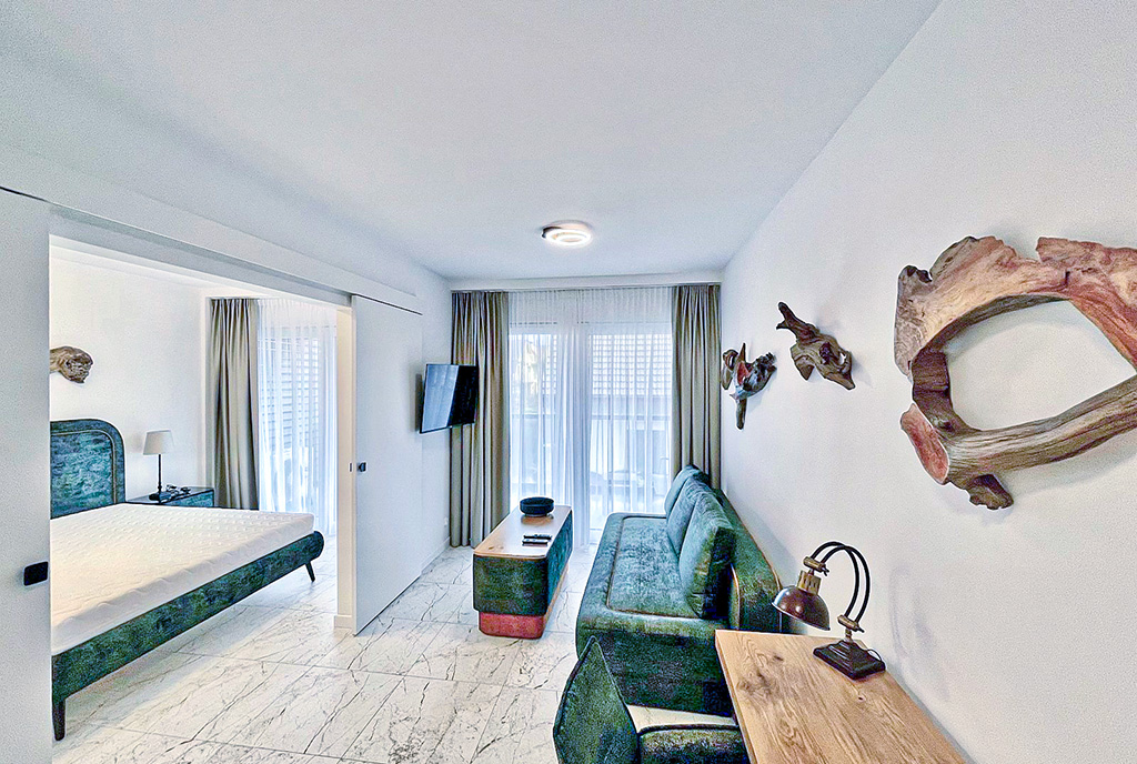 zbliżenie na salon w luksusowym apartamencie na sprzedaż nad morzem