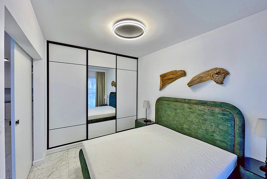 zaciszna sypialnia w ekskluzywnym apartamencie na sprzedaż nad morzem