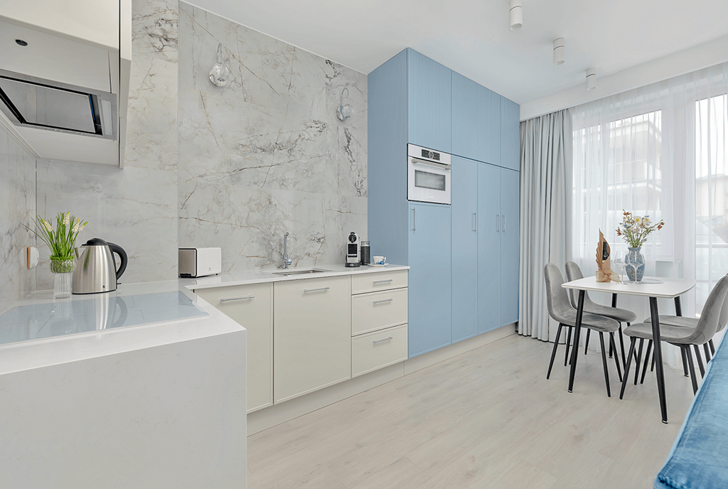 widok na kuchnię w luksusowym apartamencie na sprzedaż nad morzem