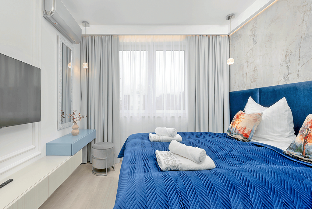 kameralna sypialnia w ekskluzywnym apartamencie na sprzedaż nad morzem