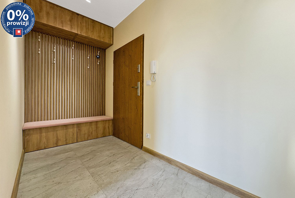praktyczny hol w ekskluzywnym apartamencie na wynajem Katowice (okolice)