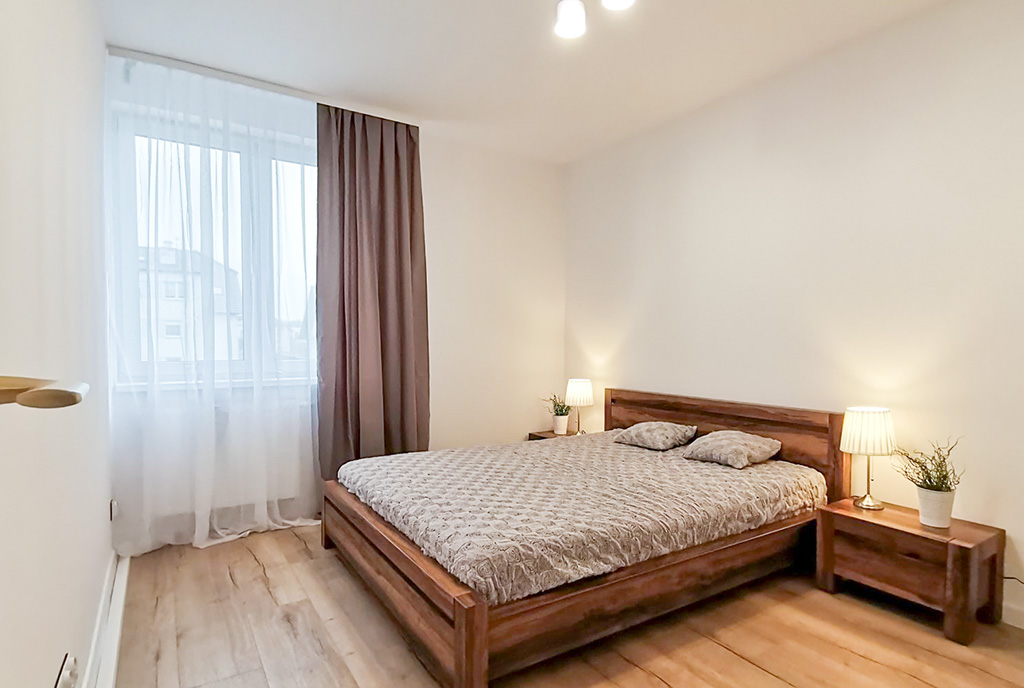 fragment sypialni w ekskluzywnym apartamencie na wynajem Legnica (okolice)
