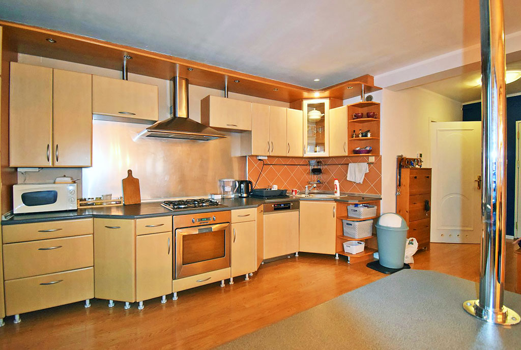 urządzona kuchnia w luksusowym apartamencie na wynajem Legnica (okolice)