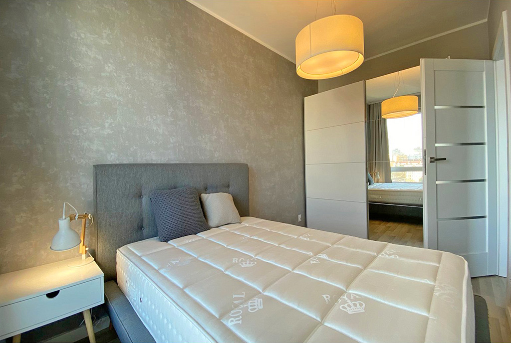 zaciszna sypialnia w ekskluzywnym apartamencie na wynajem widok na jadalnię oraz aneks kuchenny w luksusowym apartamencie do wynajmu Szczecin