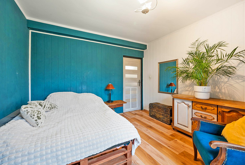 fragment sypialni w ekskluzywnym domu na sprzedaż nad morzem