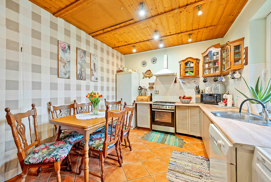 komfortowo urządzona kuchnia w luksusowym domu na sprzedaż nad morzem